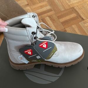 New with tiny stain mark on top left toe. Women’s SZ 7. Timberlands